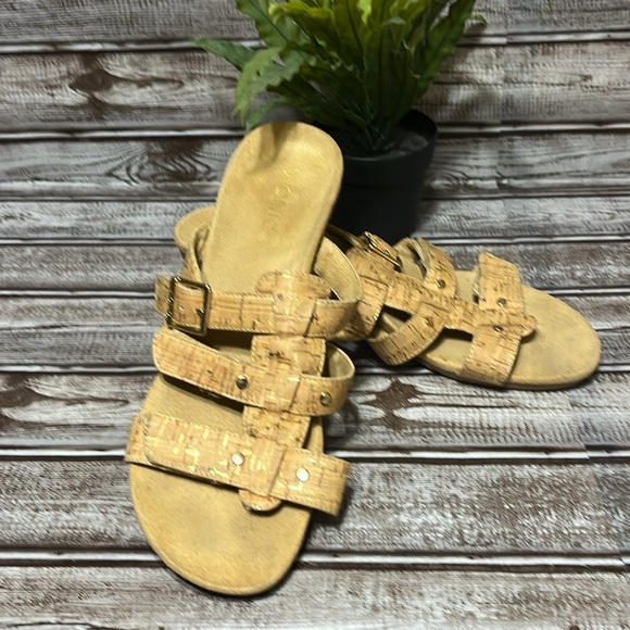 VIONIC Stylish Tan with Gold Cork Sandals with Gold Buckle Size 9 - Picture 2 of 9